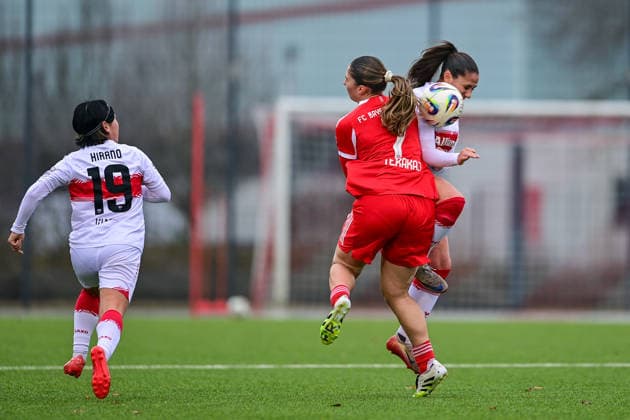 v.li.: Yuka Hirano (Stuttgart, 19) Elira Terakaj (FCB, 7) rauscht mit Katharina Schaefer (Stuttgart, 4) zusammen, Zweikampf, Duell, duel, tackle, Dynamik, Action, Aktion, 21.12.2025, München (Deutschland), Fussball,2. Frauen-Bundesliga, FC Bayern München II - VfB Stuttgart, DFB DFL REGULATIONS PROHIBIT ANY USE OF PHOTOGRAPHS AS IMAGE SEQUENCES AND OR QUASI-VIDEO.