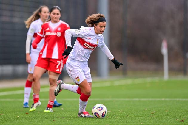 Rosa Rückert (Stuttgart, 11) am Ball, 21.12.2025, München (Deutschland), Fussball,2. Frauen-Bundesliga, FC Bayern München II - VfB Stuttgart, DFB DFL REGULATIONS PROHIBIT ANY USE OF PHOTOGRAPHS AS IMAGE SEQUENCES AND OR QUASI-VIDEO.