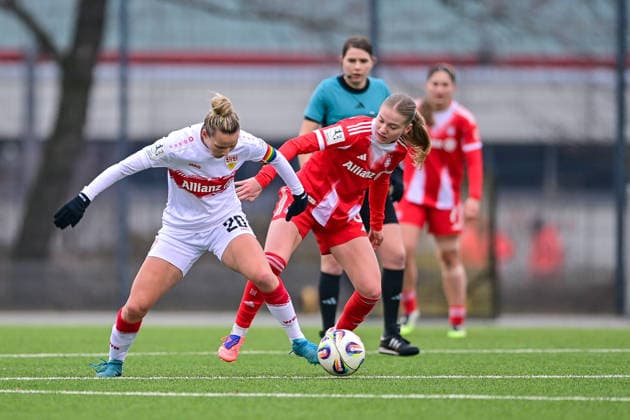 v.li.: Jana Beuschlein (Stuttgart, 20) Marie Gmeineder (FCB, 6) iom Zweikampf, Duell, duel, tackle, Dynamik, Action, Aktion, 21.12.2025, München (Deutschland), Fussball,2. Frauen-Bundesliga, FC Bayern München II - VfB Stuttgart, DFB DFL REGULATIONS PROHIBIT ANY USE OF PHOTOGRAPHS AS IMAGE SEQUENCES AND OR QUASI-VIDEO.