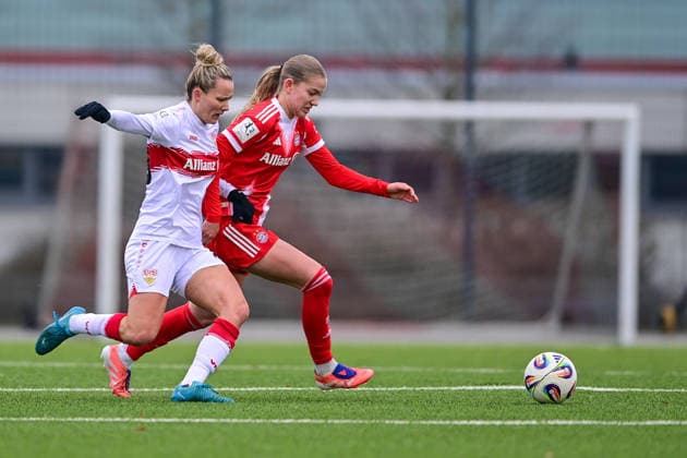 v.li.: Jana Beuschlein (Stuttgart, 20) Marie Gmeineder (FCB, 6) iom Zweikampf, Duell, duel, tackle, Dynamik, Action, Aktion, 21.12.2025, München (Deutschland), Fussball,2. Frauen-Bundesliga, FC Bayern München II - VfB Stuttgart, DFB DFL REGULATIONS PROHIBIT ANY USE OF PHOTOGRAPHS AS IMAGE SEQUENCES AND OR QUASI-VIDEO.