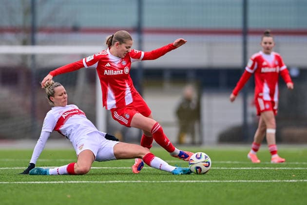 v.li.: Jana Beuschlein (Stuttgart, 20) Marie Gmeineder (FCB, 6) iom Zweikampf, Duell, duel, tackle, Dynamik, Action, Aktion, 21.12.2025, München (Deutschland), Fussball,2. Frauen-Bundesliga, FC Bayern München II - VfB Stuttgart, DFB DFL REGULATIONS PROHIBIT ANY USE OF PHOTOGRAPHS AS IMAGE SEQUENCES AND OR QUASI-VIDEO.