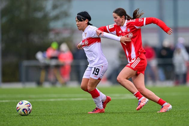 v.li.: Yuka Hirano (Stuttgart, 19) Laila Portella (FCB, 19) im Zweikampf, Duell, duel, tackle, Dynamik, Action, Aktion, 21.12.2025, München (Deutschland), Fussball,2. Frauen-Bundesliga, FC Bayern München II - VfB Stuttgart, DFB DFL REGULATIONS PROHIBIT ANY USE OF PHOTOGRAPHS AS IMAGE SEQUENCES AND OR QUASI-VIDEO.