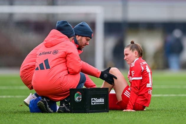 Sarah Ernst (FCB, 10) muss auf dem Platz behandelt werden, verletzt, Verletzung, injured, sporting injury, 21.12.2025, München (Deutschland), Fussball,2. Frauen-Bundesliga, FC Bayern München II - VfB Stuttgart, DFB DFL REGULATIONS PROHIBIT ANY USE OF PHOTOGRAPHS AS IMAGE SEQUENCES AND OR QUASI-VIDEO.