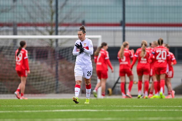 Nicole Billa (Stuttgart, 26) nach dem Gegentor zum 2:2 enttaeuscht schauend, Enttaeuschung, Frustration, disappointed, pessimistisch, iom Hintergrund bejubeln die Spielerinnen des FC Bayern das Tor, 21.12.2025, München (Deutschland), Fussball,2. Frauen-Bundesliga, FC Bayern München II - VfB Stuttgart, DFB DFL REGULATIONS PROHIBIT ANY USE OF PHOTOGRAPHS AS IMAGE SEQUENCES AND OR QUASI-VIDEO.
