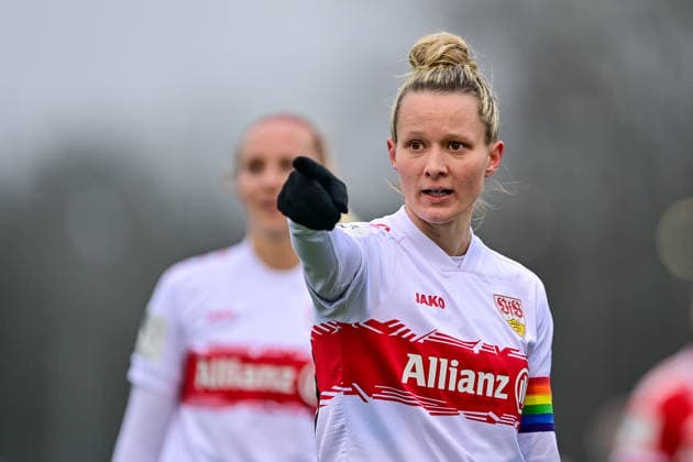 Jana Beuschlein (Stuttgart, 20) gibt Anweisungen, gestikuliert, mit den Armen gestikulieren, gives instructions, gesticulate, 21.12.2025, München (Deutschland), Fussball,2. Frauen-Bundesliga, FC Bayern München II - VfB Stuttgart, DFB DFL REGULATIONS PROHIBIT ANY USE OF PHOTOGRAPHS AS IMAGE SEQUENCES AND OR QUASI-VIDEO.