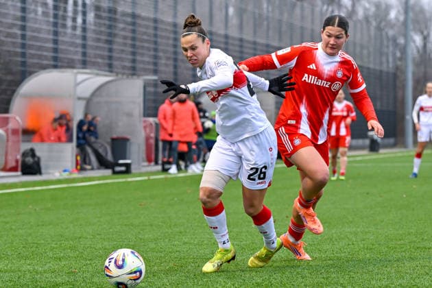 v.li.: Nicole Billa (Stuttgart, 26) Scarlett Kraus (FCB, 4) im Zweikampf, Duell, duel, tackle, Dynamik, Action, Aktion, 21.12.2025, München (Deutschland), Fussball,2. Frauen-Bundesliga, FC Bayern München II - VfB Stuttgart, DFB DFL REGULATIONS PROHIBIT ANY USE OF PHOTOGRAPHS AS IMAGE SEQUENCES AND OR QUASI-VIDEO.