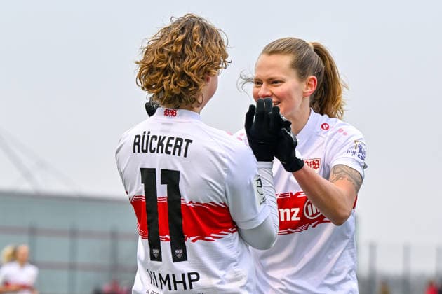 v.li.: Torschuetziun Rosa Rückert (Stuttgart, 11) und Maxi Rall (Stuttgart, 8) mit Torjubel, Jubel, Torjubel, Torerfolg, celebrate the goal, goal, celebration, Jubel ueber das Tor zum 1:2, optimistisch, Action, Aktion, 21.12.2025, München (Deutschland), Fussball,2. Frauen-Bundesliga, FC Bayern München II - VfB Stuttgart, DFB DFL REGULATIONS PROHIBIT ANY USE OF PHOTOGRAPHS AS IMAGE SEQUENCES AND OR QUASI-VIDEO.