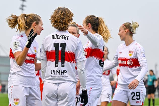 Stuttgarter Spielerinnen mit Torjubel, Jubel, Torjubel, Torerfolg, celebrate the goal, goal, celebration, Jubel ueber das Tor zum 1:2 durch Rosa Rückert (Stuttgart, 11), optimistisch, Action, Aktion, 21.12.2025, München (Deutschland), Fussball,2. Frauen-Bundesliga, FC Bayern München II - VfB Stuttgart, DFB DFL REGULATIONS PROHIBIT ANY USE OF PHOTOGRAPHS AS IMAGE SEQUENCES AND OR QUASI-VIDEO.