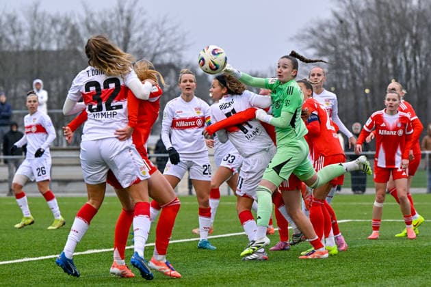 Strafrauszene: Sophie Klein (Torwart, Torfrau, FCB, 1) faustet den Ball vor Rosa Rückert (Stuttgart, 11) weg, 21.12.2025, München (Deutschland), Fussball,2. Frauen-Bundesliga, FC Bayern München II - VfB Stuttgart, DFB DFL REGULATIONS PROHIBIT ANY USE OF PHOTOGRAPHS AS IMAGE SEQUENCES AND OR QUASI-VIDEO.
