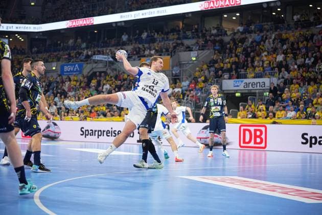 RECORD DATE NOT STATED Szene mit Niklas Weller (13; HSV Hamburg), Jannik Kohlbacher (80; Rhein Neckar Löwen) und Edwin Aspenbäck (78; Rhein Neckar Löwen) Niklas Weller (13; HSV Hamburg) mit Wurf