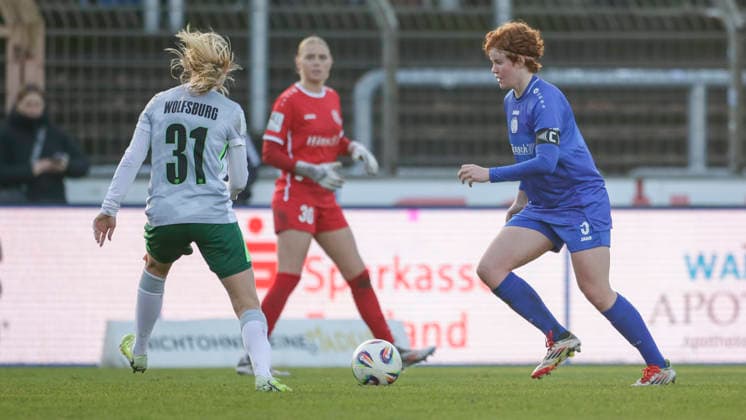 21.12.2025, Hänsch-Arena, Meppen, GER, SVM Frauen 2. Bundesliga vs VfL Wolfsburg II, Lena Göppel (SV Meppen 5) DFL REGULATIONS PROHIBIT ANY USE OF PHOTOGRAPHS AS IMAGE SEQUENCES AND OR QUASI-VIDEO. Meppen Niedersachsen Deutschland Hänsch-Arena