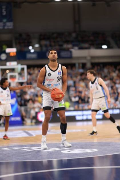 RECORD DATE NOT STATED Spielaktion mit Kenneth Ogbe (25; Veolia Towers Hamburg) easyCredit BBL: MLP Academics Heidelberg – Veolia Towers Hamburg 21.12.2025 SNP Dome Heidelberg Kenneth Ogbe (25; Veolia Towers Hamburg) mit Ball in Aktion