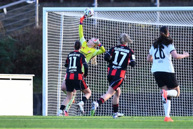 Fußball 2. Frauen-Bundesliga Saison 2025 2026 14. Spieltag: Borussia Mönchengladbach - Eintracht Frankfurt II am 21.12.2025 im Grenzlandstadion in Mönchengladbach Janne Sophie Krumme ( Eintracht Frankfurt II ), hinten DFB regulations prohibit any use of photographs as image sequences and or quasi-video. Nordrhein-Westfalen Deutschland