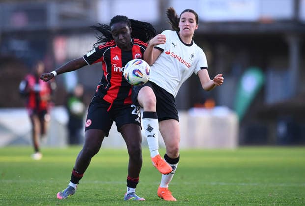 Fußball 2. Frauen-Bundesliga Saison 2025 2026 14. Spieltag: Borussia Mönchengladbach - Eintracht Frankfurt II am 21.12.2025 im Grenzlandstadion in Mönchengladbach Mira Arouna ( Eintracht Frankfurt II ), links - Maresa Arici ( Borussia Mönchengladbach ), rechts DFB regulations prohibit any use of photographs as image sequences and or quasi-video. Nordrhein-Westfalen Deutschland