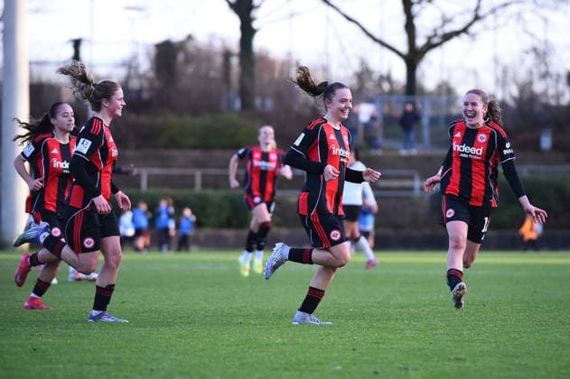 Fußball 2. Frauen-Bundesliga Saison 2025 2026 14. Spieltag: Borussia Mönchengladbach - Eintracht Frankfurt II am 21.12.2025 im Grenzlandstadion in Mönchengladbach Helene Schäfer ( Eintracht Frankfurt II ), mitte freut sich über das 0:3 DFB regulations prohibit any use of photographs as image sequences and or quasi-video. Nordrhein-Westfalen Deutschland