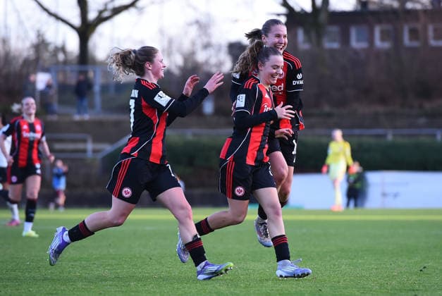 Fußball 2. Frauen-Bundesliga Saison 2025 2026 14. Spieltag: Borussia Mönchengladbach - Eintracht Frankfurt II am 21.12.2025 im Grenzlandstadion in Mönchengladbach Helene Schäfer ( Eintracht Frankfurt II ), mitte freut sich über das 0:3 DFB regulations prohibit any use of photographs as image sequences and or quasi-video. Nordrhein-Westfalen Deutschland