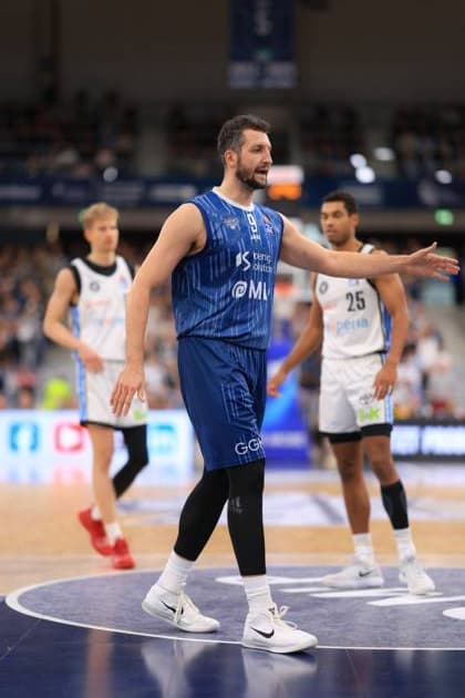 RECORD DATE NOT STATED Szene mit Paul Zipser (9; MLP Academics Heidelberg) auf dem Spielfeld easyCredit BBL: MLP Academics Heidelberg – Veolia Towers Hamburg 21.12.2025 SNP Dome Heidelberg Paul Zipser (9; MLP Academics Heidelberg) auf dem Spielfeld