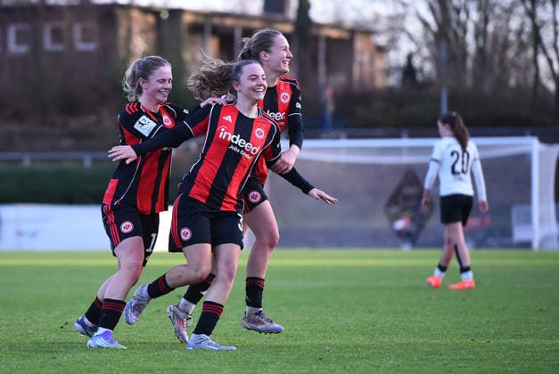 Fußball 2. Frauen-Bundesliga Saison 2025 2026 14. Spieltag: Borussia Mönchengladbach - Eintracht Frankfurt II am 21.12.2025 im Grenzlandstadion in Mönchengladbach Torjubel zum 0:3 durch Helene Schäfer ( Eintracht Frankfurt II ), mitte DFB regulations prohibit any use of photographs as image sequences and or quasi-video. Nordrhein-Westfalen Deutschland
