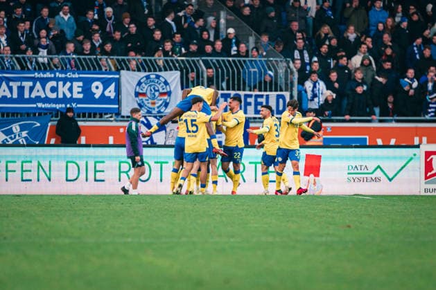 2. Bundesliga: Eintracht Braunschweig vs. FC Schalke 04, 13.12.2025 TOR, JUBEL zum 2:0 für Eintracht Braunschweig; Fußball, 2. Bundesliga, 17. Spieltag: Eintracht Braunschweig vs. FC Schalke 04 am 21.12.2025 im Eintracht-Stadion, Braunschweig DFL REGULATIONS PROHIBIT ANY USE OF PHOTOGRAPHS AS IMAGE SEQUENCES AND OR QUASI-VIDEO.