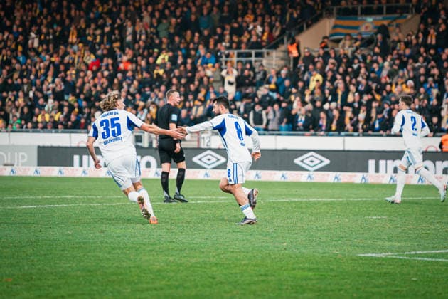 2. Bundesliga: Eintracht Braunschweig vs. FC Schalke 04, 13.12.2025 TOR, JUBEL zum 2:1 für FC Schalke 04; Fußball, 2. Bundesliga, 17. Spieltag: Eintracht Braunschweig vs. FC Schalke 04 am 21.12.2025 im Eintracht-Stadion, Braunschweig DFL REGULATIONS PROHIBIT ANY USE OF PHOTOGRAPHS AS IMAGE SEQUENCES AND OR QUASI-VIDEO.