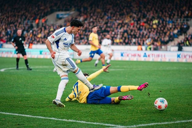 2. Bundesliga: Eintracht Braunschweig vs. FC Schalke 04, 13.12.2025 Soufiane El-Faouzi (FC Schalke 04, 23) gegen Sidney Raebiger (Eintracht Braunschweig, 37); Fußball, 2. Bundesliga, 17. Spieltag: Eintracht Braunschweig vs. FC Schalke 04 am 21.12.2025 im Eintracht-Stadion, Braunschweig DFL REGULATIONS PROHIBIT ANY USE OF PHOTOGRAPHS AS IMAGE SEQUENCES AND OR QUASI-VIDEO.