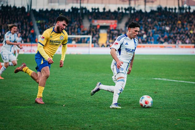 2. Bundesliga: Eintracht Braunschweig vs. FC Schalke 04, 13.12.2025 Soufiane El-Faouzi (FC Schalke 04, 23) gegen Sidney Raebiger (Eintracht Braunschweig, 37); Fußball, 2. Bundesliga, 17. Spieltag: Eintracht Braunschweig vs. FC Schalke 04 am 21.12.2025 im Eintracht-Stadion, Braunschweig DFL REGULATIONS PROHIBIT ANY USE OF PHOTOGRAPHS AS IMAGE SEQUENCES AND OR QUASI-VIDEO.