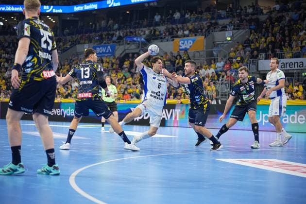 RECORD DATE NOT STATED Szene mit Elias Kofler (10; HSV Hamburg), Jannik Kohlbacher (80; Rhein Neckar Löwen), Niklas Weller (13; HSV Hamburg) und Steven Plucnar Jacobsen (9; Rhein Neckar Löwen) Elias Kofler (10; HSV Hamburg) mit Ball in Aktion