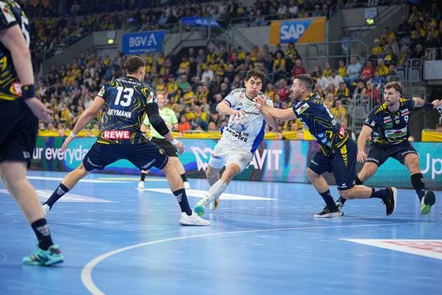 RECORD DATE NOT STATED Szene mit Elias Kofler (10; HSV Hamburg), Jannik Kohlbacher (80; Rhein Neckar Löwen) und Steven Plucnar Jacobsen (9; Rhein Neckar Löwen) Elias Kofler (10; HSV Hamburg) gegen Jannik Kohlbacher (80; Rhein Neckar Löwen) und Steven Plucnar Jacobsen (9; Rhein Neckar Löwen)