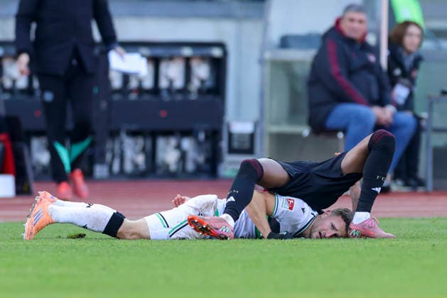 Enzo Leopold (Hannover 96) und Pape Demba Diop (1. FC Nuernberg) kaempfen um den Ball, 2. Bundesliga, 1. FC Nürnberg v Hannover 96, Max-Morlock-Stadion am 21. December 2025 in Nürnberg, Deutschland. (Foto von Marco Steinbrenner DeFodi Images) Enzo Leopold (Hannover 96) und Pape Demba Diop (1. FC Nuernberg) battle for the ball, 2. Bundesliga, 1. FC Nürnberg v Hannover 96, Max-Morlock-Stadion, December 21, 2025 in Nürnberg, Germany. (Photo by Marco Steinbrenner DeFodi Images) -