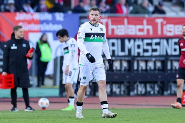 Benjamin Kaellmann (Hannover 96) schaut enttaeuscht, 2. Bundesliga, 1. FC Nürnberg v Hannover 96, Max-Morlock-Stadion am 21. December 2025 in Nürnberg, Deutschland. (Foto von Marco Steinbrenner DeFodi Images) Benjamin Kaellmann (Hannover 96) looks dejected, 2. Bundesliga, 1. FC Nürnberg v Hannover 96, Max-Morlock-Stadion, December 21, 2025 in Nürnberg, Germany. (Photo by Marco Steinbrenner DeFodi Images) -