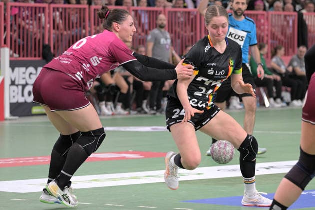 Laurentia Wolff (VfL Oldenburg, 24) gegen Svenja Huebner (TusSies Metzingen, 26) TusSies Metzingen vs. VfL Oldenburg, Handball, Alsco HBF, 11.Ligaspieltag, Saison 2025 2026, 21.12.2025 TusSies Metzingen vs. VfL Oldenburg, Handball, Alsco HBF, 11.Ligaspieltag, Saison 2025 2026, 21.12.2025 Tuebingen Copyright: xEibner-Pressefoto TobiasxBaurx EP_TBR