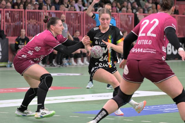 Laurentia Wolff (VfL Oldenburg, 24) gegen Svenja Huebner (TusSies Metzingen, 26) TusSies Metzingen vs. VfL Oldenburg, Handball, Alsco HBF, 11.Ligaspieltag, Saison 2025 2026, 21.12.2025 TusSies Metzingen vs. VfL Oldenburg, Handball, Alsco HBF, 11.Ligaspieltag, Saison 2025 2026, 21.12.2025 Tuebingen Copyright: xEibner-Pressefoto TobiasxBaurx EP_TBR