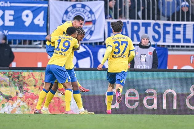 21.12.2025, Fussball, 2. Bundesliga, Saison 2025 2026, 17. Spieltag, Eintracht Braunschweig - FC Schalke 04, Sane Sidi (Eintracht Braunschweig) freut sich über das Tor zum 2:0 xRHR-FOTO YYx