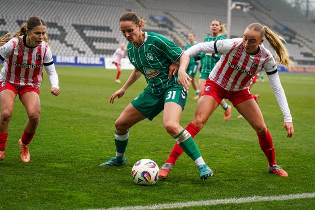 Deutschland: Fussball Google Pixel Frauen Bundesliga 2025 26, 14. Spieltag - SC Freiburg vs SV Werder Bremen - Dreisamstadion (Freiburg): Verena Wieder (Werder Bremen Frauen, 31) und Tessa Blumenberg (SC Freiburg Frauen, 7) im Zweikampf Copyright: xJOERANxSTEINSIEKx