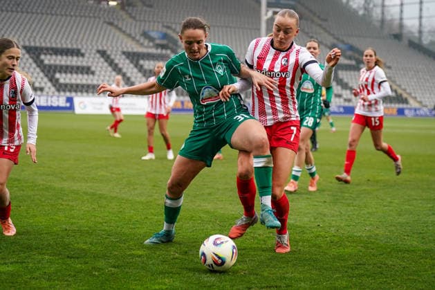 Deutschland: Fussball Google Pixel Frauen Bundesliga 2025 26, 14. Spieltag - SC Freiburg vs SV Werder Bremen - Dreisamstadion (Freiburg): Verena Wieder (Werder Bremen Frauen, 31) und Tessa Blumenberg (SC Freiburg Frauen, 7) im Zweikampf Copyright: xJOERANxSTEINSIEKx
