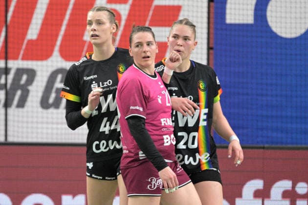 Lisa-Marie Fragge (VfL Oldenburg, 44) und Ariane Pfundstein (VfL Oldenburg, 20) gegen Svenja Huebner (TusSies Metzingen, 26) TusSies Metzingen vs. VfL Oldenburg, Handball, Alsco HBF, 11.Ligaspieltag, Saison 2025 2026, 21.12.2025 TusSies Metzingen vs. VfL Oldenburg, Handball, Alsco HBF, 11.Ligaspieltag, Saison 2025 2026, 21.12.2025 Tuebingen Copyright: xEibner-Pressefoto TobiasxBaurx EP_TBR