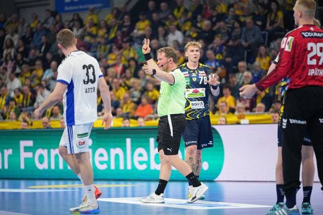 RECORD DATE NOT STATED Szene mit Edwin Aspenbäck (78; Rhein Neckar Löwen) und Moritz Sauter (33, HSV Hamburg) von Team HSV Hamburg und Rhein Neckar Löwen Edwin Aspenbäck (78; Rhein Neckar Löwen) und Moritz Sauter (33, HSV Hamburg) in Aktion