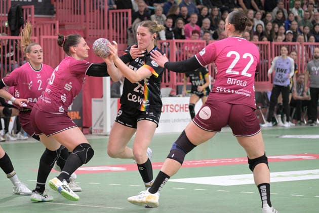 Paulina Golla (VfL Oldenburg, 29) gegen Svenja Huebner (TusSies Metzingen, 26) und Gabriela Clausson Bitolo (TusSies Metzingen, 22) TusSies Metzingen vs. VfL Oldenburg, Handball, Alsco HBF, 11.Ligaspieltag, Saison 2025 2026, 21.12.2025 TusSies Metzingen vs. VfL Oldenburg, Handball, Alsco HBF, 11.Ligaspieltag, Saison 2025 2026, 21.12.2025 Tuebingen Copyright: xEibner-Pressefoto TobiasxBaurx EP_TBR