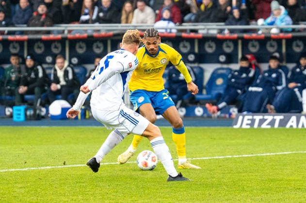 Deutschland, Fussball, 2. Bundesliga, 17.Spieltag 2025 2026: Eintracht Braunschweig - Schalke 04 am 21.12. in Braunschweig (Eintracht-Stadion): Sidi SanÃ (Eintracht Braunschweig 24) erzielt das 2:0.