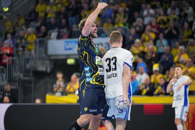 RECORD DATE NOT STATED Szene mit Steven Plucnar Jacobsen (9; Rhein Neckar Löwen) und Moritz Sauter (33; HSV Hamburg) Steven Plucnar Jacobsen (9; Rhein Neckar Löwen) und Moritz Sauter (33; HSV Hamburg) in Aktion