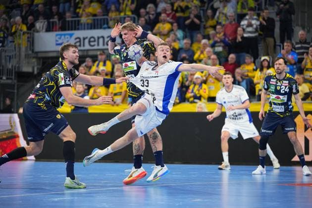 RECORD DATE NOT STATED Szene mit Edwin Aspenbäck (78; Rhein Neckar Löwen), Moritz Sauter (33; HSV Hamburg), Steven Plucnar Jacobsen (9; Rhein Neckar Löwen), Patrick Groetzki (24; Rhein Neckar Löwen) und Nicolaj Jörgensen (11; HSV Hamburg) Edwin Aspenbäck (78; Rhein Neckar Löwen) im Zweikampf mit Moritz Sauter (33; HSV Hamburg)