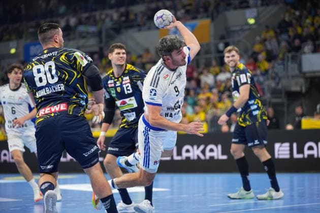 RECORD DATE NOT STATED Szene mit Jacob Lassen (9; HSV Hamburg), Sebastian Heymann (13; Rhein Neckar Löwen), Steven Plucnar Jacobsen (9; Rhein Neckar Löwen) und Elias Kofler (10; HSV Hamburg) Jacob Lassen (9; HSV Hamburg) mit Wurf