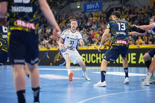 RECORD DATE NOT STATED Szene mit Steven Plucnar Jacobsen (9; Rhein Neckar Löwen) und Moritz Sauter (33; HSV Hamburg) Steven Plucnar Jacobsen (9; Rhein Neckar Löwen) und Moritz Sauter (33; HSV Hamburg) in Aktion
