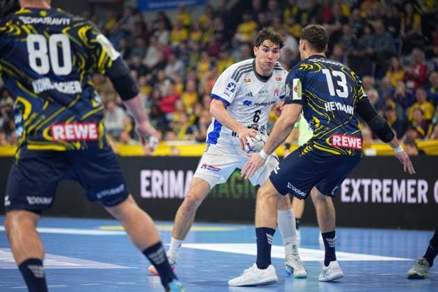 RECORD DATE NOT STATED Szene mit Elias Kofler (10; HSV Hamburg), Sebastian Heymann (13; Rhein Neckar Löwen) und Jannik Kohlbacher (80; Rhein Neckar Löwen) Elias Kofler (10; HSV Hamburg) im Zweikampf mit Sebastian Heymann (13; Rhein Neckar Löwen) und Jannik Kohlbacher (80; Rhein Neckar Löwen)