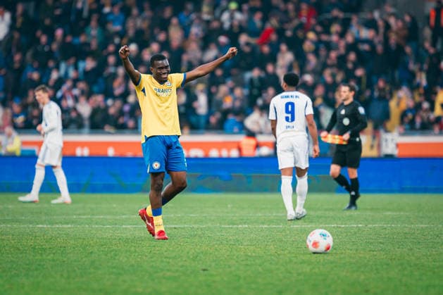 2. Bundesliga: Eintracht Braunschweig vs. FC Schalke 04, 13.12.2025 Salomon Patrick Amougou Nkoa (Eintracht Braunschweig, 3) jubelt; Fußball, 2. Bundesliga, 17. Spieltag: Eintracht Braunschweig vs. FC Schalke 04 am 21.12.2025 im Eintracht-Stadion, Braunschweig DFL REGULATIONS PROHIBIT ANY USE OF PHOTOGRAPHS AS IMAGE SEQUENCES AND OR QUASI-VIDEO.