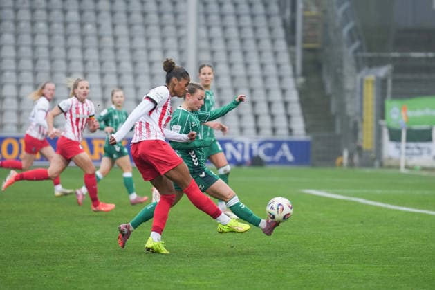 Google Pixel Frauen-Bundesliga: SC Freiburg vs. SV Werder Bremen, 21.12.2025 Aurélie Csillag (SC Freiburg, 17) mit einem Schuss aufs Tor Google Pixel Frauen-Bundesliga: SC Freiburg vs. SV Werder Bremen, Dreisamstadion, 21.12.2025 DFB DFL REGULATIONS PROHIBIT ANY USE OF PHOTOGRAPHS AS IMAGE SEQUENCES AND OR QUASI-VIDEO. Copyright: xBEAUTIFULxSPORTS Boscox