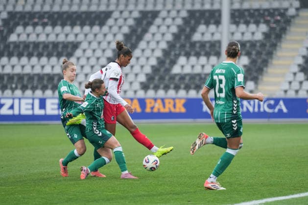 Google Pixel Frauen-Bundesliga: SC Freiburg vs. SV Werder Bremen, 21.12.2025 Zweikampf zwischen Aurélie Csillag (SC Freiburg, 17) und Michelle Weiß (SV Werder Bremen, 15) Google Pixel Frauen-Bundesliga: SC Freiburg vs. SV Werder Bremen, Dreisamstadion, 21.12.2025 DFB DFL REGULATIONS PROHIBIT ANY USE OF PHOTOGRAPHS AS IMAGE SEQUENCES AND OR QUASI-VIDEO. Copyright: xBEAUTIFULxSPORTS Boscox