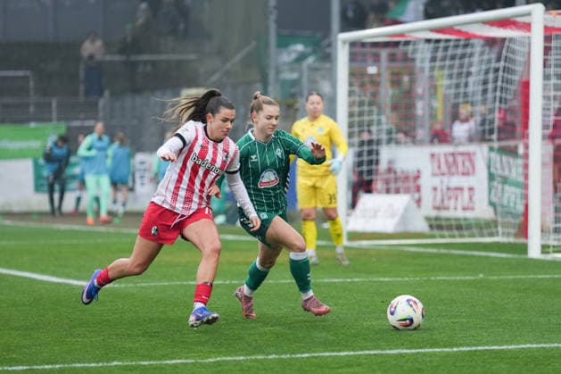 Google Pixel Frauen-Bundesliga: SC Freiburg vs. SV Werder Bremen, 21.12.2025 Zweikampf zwischen Leela Egli (SC Freiburg, 20) und Chiara D Angelo (SV Werder Bremen, 2) Google Pixel Frauen-Bundesliga: SC Freiburg vs. SV Werder Bremen, Dreisamstadion, 21.12.2025 DFB DFL REGULATIONS PROHIBIT ANY USE OF PHOTOGRAPHS AS IMAGE SEQUENCES AND OR QUASI-VIDEO. Copyright: xBEAUTIFULxSPORTS Boscox