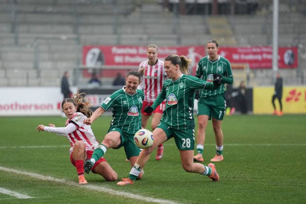 Google Pixel Frauen-Bundesliga: SC Freiburg vs. SV Werder Bremen, 21.12.2025 Zweikampf zwischen Ni? Szenk (SC Freiburg, 19) und Verena Wieder (SV Werder Bremen, 31) Google Pixel Frauen-Bundesliga: SC Freiburg vs. SV Werder Bremen, Dreisamstadion, 21.12.2025 DFB DFL REGULATIONS PROHIBIT ANY USE OF PHOTOGRAPHS AS IMAGE SEQUENCES AND OR QUASI-VIDEO. Copyright: xBEAUTIFULxSPORTS Boscox