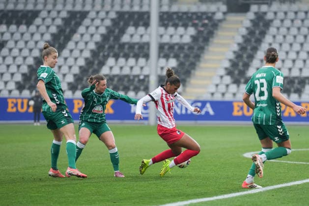 Google Pixel Frauen-Bundesliga: SC Freiburg vs. SV Werder Bremen, 21.12.2025 Zweikampf zwischen Aurélie Csillag (SC Freiburg, 17) und Michelle Weiß (SV Werder Bremen, 15) Google Pixel Frauen-Bundesliga: SC Freiburg vs. SV Werder Bremen, Dreisamstadion, 21.12.2025 DFB DFL REGULATIONS PROHIBIT ANY USE OF PHOTOGRAPHS AS IMAGE SEQUENCES AND OR QUASI-VIDEO. Copyright: xBEAUTIFULxSPORTS Boscox